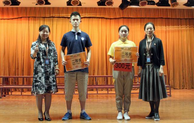 調(diào)整大小 11、蘇曉紅主任和張榮霞主任給獲得二等獎(jiǎng)的代表隊(duì)頒獎(jiǎng).jpg