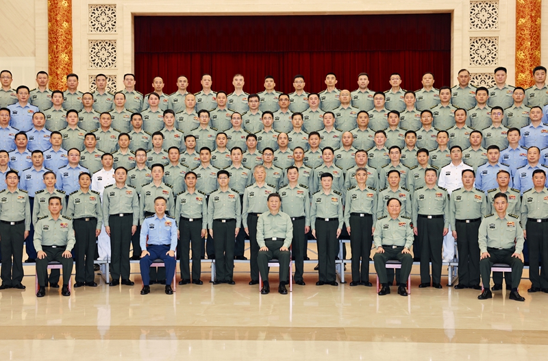 5月22日至24日，中共中央總書記、國家主席、中央軍委主席習(xí)近平在山東考察。這是23日上午，習(xí)近平在濟南親切接見駐濟南部隊上校以上領(lǐng)導(dǎo)干部，代表黨中央和中央軍委向駐濟南部隊全體官兵致以誠摯問候。