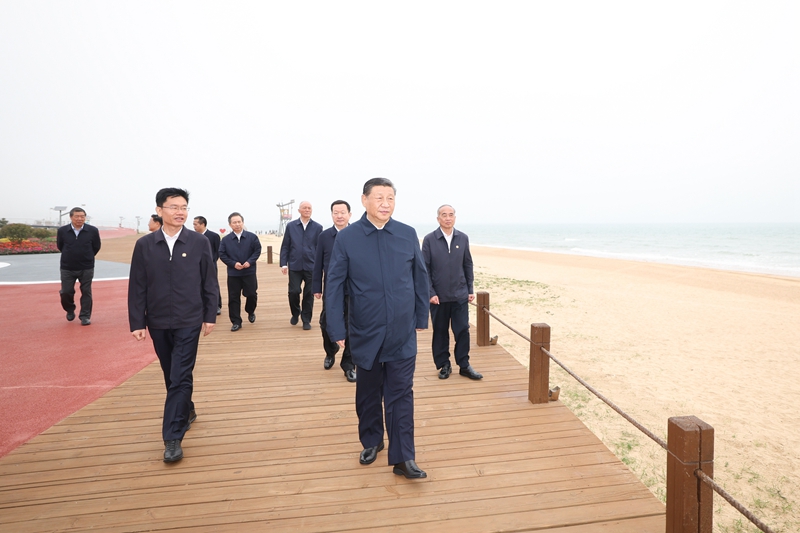 5月22日至24日，中共中央總書記、國家主席、中央軍委主席習(xí)近平在山東考察。這是22日下午，習(xí)近平在日照市陽光海岸綠道考察。