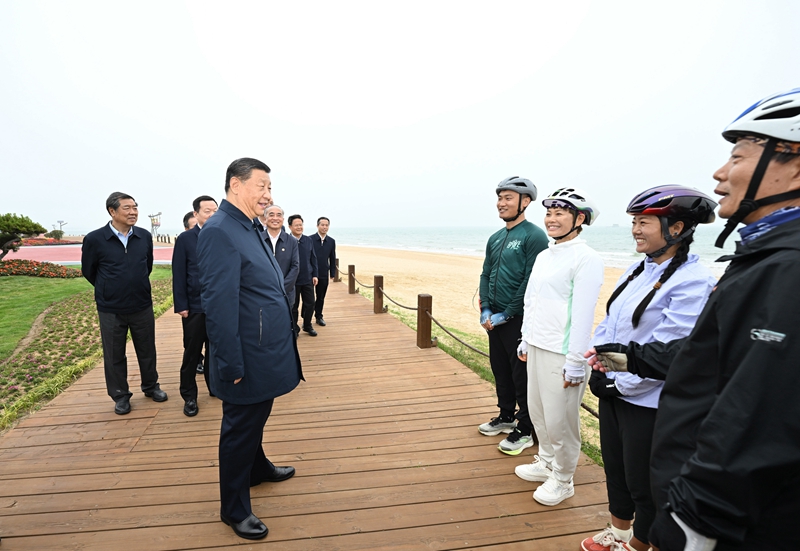 5月22日至24日，中共中央總書記、國家主席、中央軍委主席習(xí)近平在山東考察。這是22日下午，習(xí)近平在日照市陽光海岸綠道同市民親切交流。