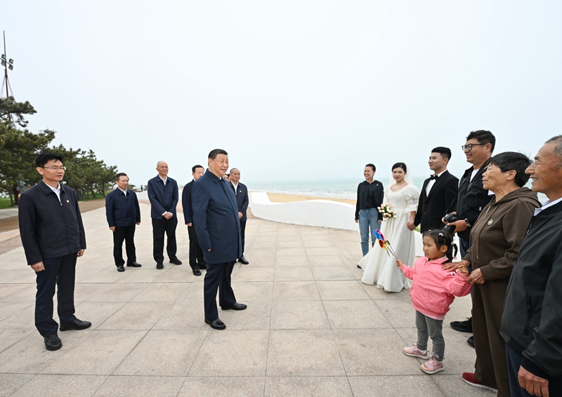 5月22日至24日，中共中央總書記、國家主席、中央軍委主席習(xí)近平在山東考察。這是22日下午，習(xí)近平在日照市陽光海岸綠道同市民親切交流。